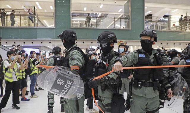 Χονγκ Κονγκ: Χιλιάδες διαδηλωτές στους δρόμους, συγκρούσεις με τις αρχές- 180 συλλήψεις