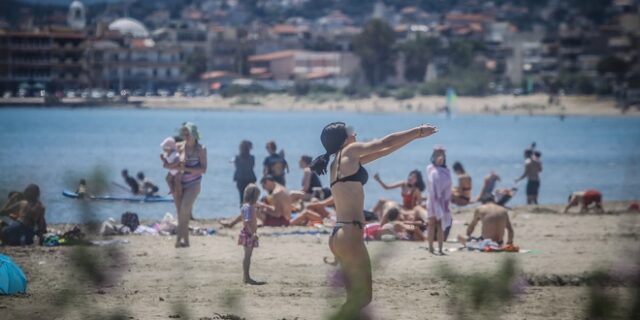 Άρση μέτρων: Γέμισαν οι παραλίες της Αττικής