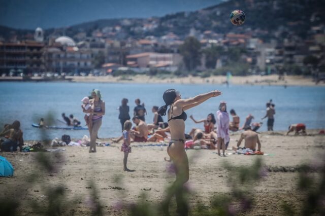 Άρση μέτρων: Γέμισαν οι παραλίες της Αττικής