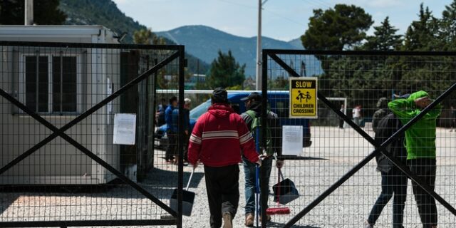 Μαλακάσα: Εξαλλοι πρόσφυγες, επιχείρησαν να σπάσουν την πόρτα της δομής