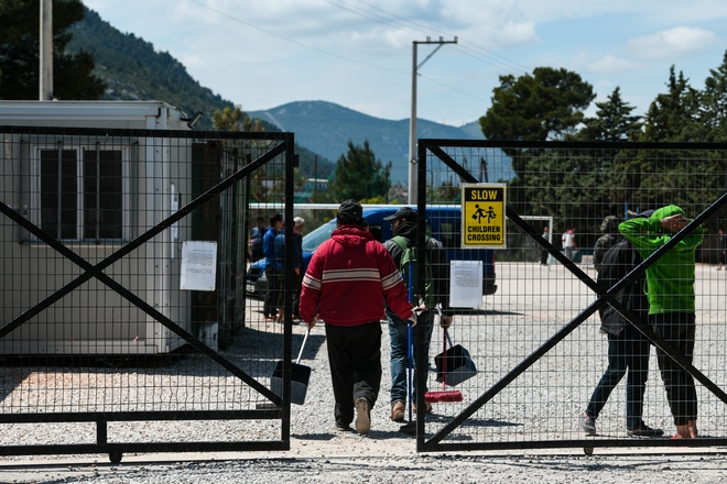 Μαλακάσα: Εξαλλοι πρόσφυγες, επιχείρησαν να σπάσουν την πόρτα της δομής