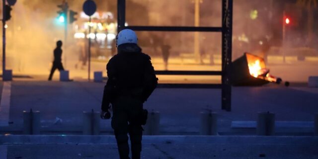 Επέμβαση των ΜΑΤ σε πλατεία της Άνω Πόλης στη Θεσσαλονίκη