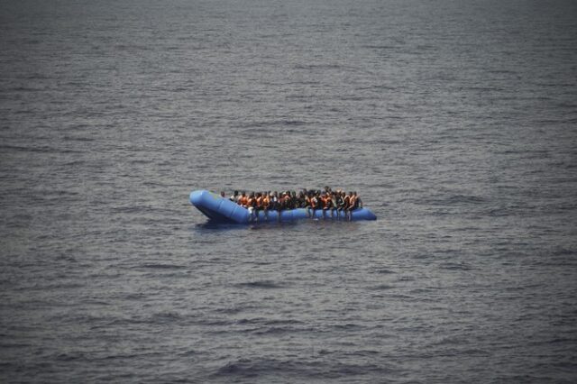 Πλοίο διέσωσε μετανάστες – Ρίχτηκαν στη θάλασσα για να φτάσουν στις ακτές της Σικελίας