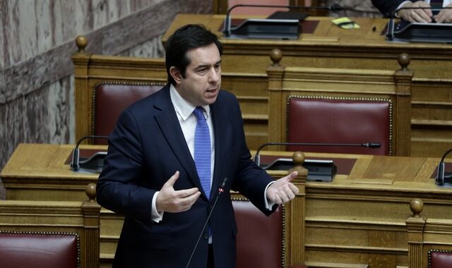 Μυτιλήνη: Αυτοψία Μηταράκη στο προσωρινό ΚΥΤ στο Καρά Τεπέ