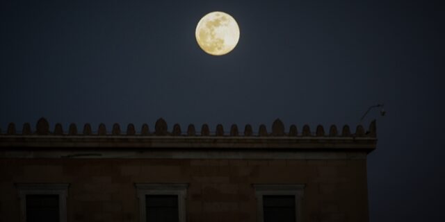 Τα μάτια στον ουρανό για την τελευταία υπερπανσέληνο του 2020