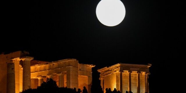 Υπερπανσέληνος Μαΐου: Μάγεψε το τεράστιο φεγγάρι στην Ελλάδα και σε ολόκληρο τον πλανήτη