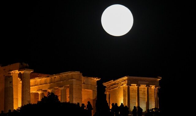 Υπερπανσέληνος Μαΐου: Μάγεψε το τεράστιο φεγγάρι στην Ελλάδα και σε ολόκληρο τον πλανήτη