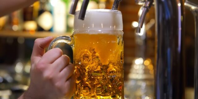 Ζυθοποιείο μοιράζει δωρεάν όση μπίρα δεν κατάφερε να πουλήσει