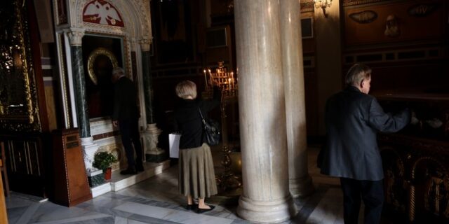 Άρση μέτρων: Έσπευσαν στις εκκλησίες οι πιστοί