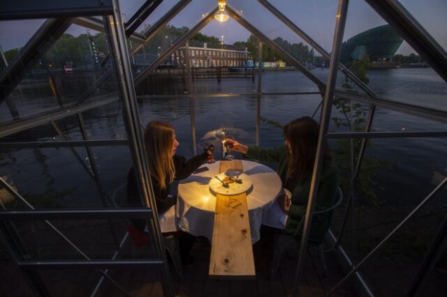 Ολλανδία: Δείπνο υπό το φως των κεριών σε γυάλινους θαλάμους