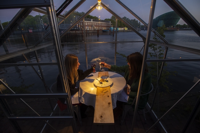Ολλανδία: Δείπνο υπό το φως των κεριών σε γυάλινους θαλάμους