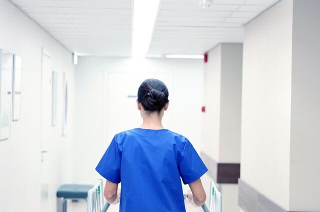 Νοσοκόμα εμφανίστηκε με τα εσώρουχα για να περιθάλψει ασθενείς