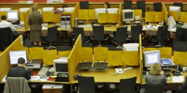Ο κορονοϊός αλλάζει τη ζωή στο γραφείο – Επανέρχονται τα κουβούκλια