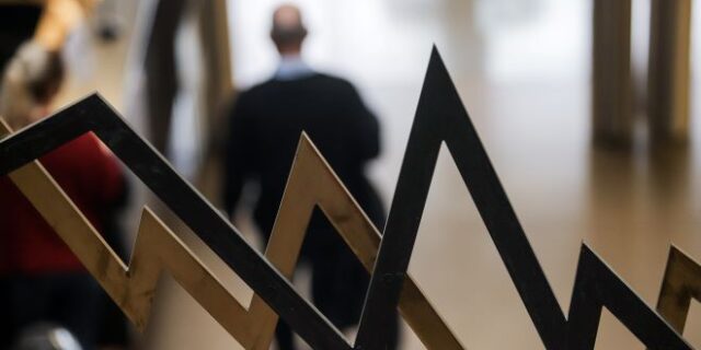 ΚΕΠΕ: Ύφεση 3,7% βλέπει για το πρώτο εξάμηνο 2021