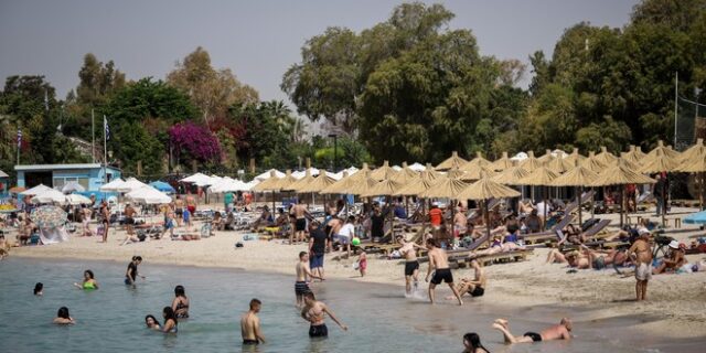 Έσπευσαν στις παραλίες οι πολίτες εξαιτίας των υψηλών θερμοκρασιών