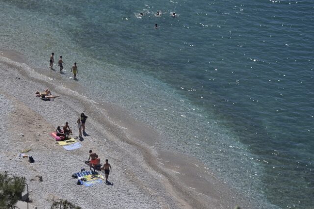 Παράταση απαγόρευσης για οργανωμένες παραλίες – Ποια καταστήματα θα παραμείνουν κλειστά