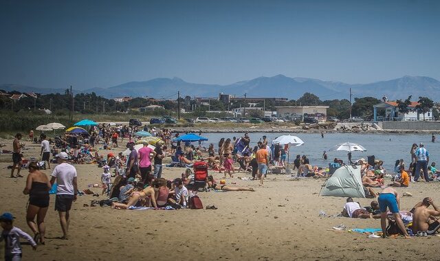 Άρση μέτρων: Γεμάτες και την Κυριακή οι παραλίες