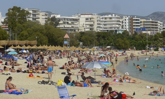 Όλοι οι δρόμοι οδηγούν στις παραλίες. Άνοιξαν οι οργανωμένες – Αποστάσεις και νέοι κανόνες