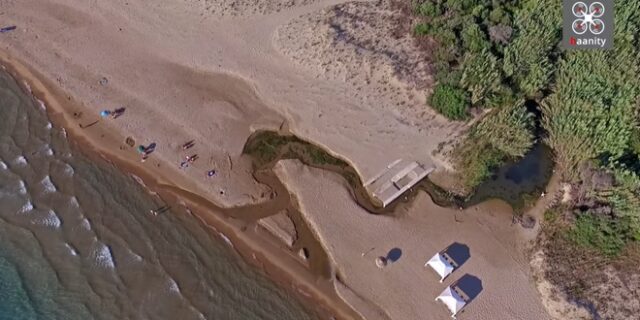 Η χρυσή ακτή Λουτρών Κυλλήνης: Πέντε χιλιόμετρα με αμμόλοφους