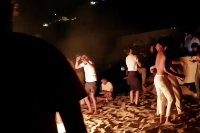 Μύκονος: “Anti-coronavirus” πάρτι σε παραλία με φωτιές και φωτορρυθμικά