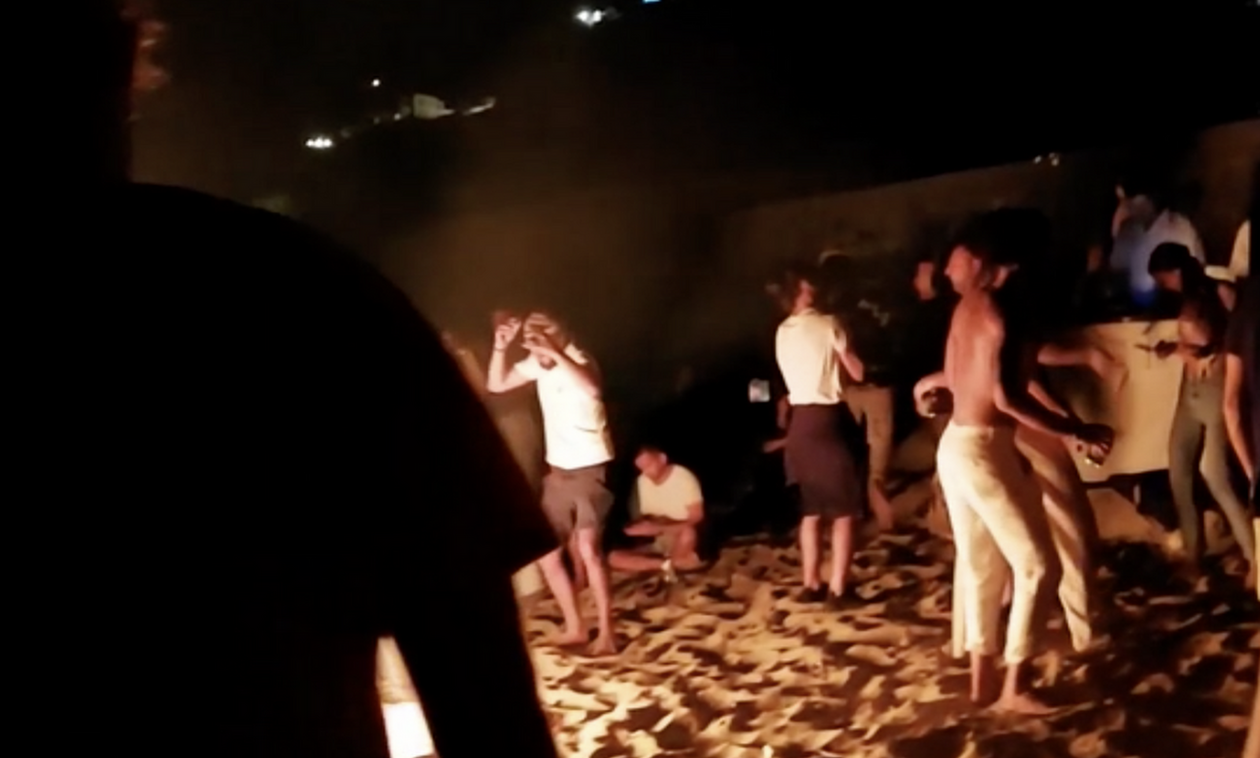 Μύκονος: “Anti-coronavirus” πάρτι σε παραλία με φωτιές και φωτορρυθμικά