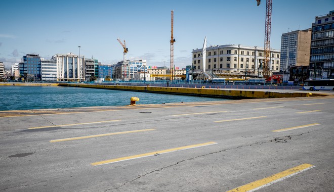 Πτώση οχήματος στο λιμάνι του Πειραιά – Βγήκαν σώοι ένας 22χρονος και μια 18χρονη