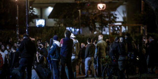 Αγία Παρασκευή: Νεαροί σε αστυνομία – “Σε μια βδομάδα με τα μαγαζιά δεν θα συνωστίζονται;”