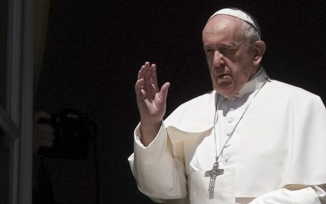 Κορονοϊός: Ο πάπας Φραγκίσκος “υποκλίθηκε” στους γιατρούς όλου του κόσμου