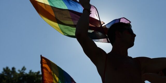 Αύξηση επιθέσεων κατά ΛΟΑΤΚΙ άτομων και ρατσισμού κατά προσφύγων