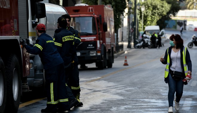 Χανιά: Πυροσβέστες γκρέμισαν τοίχο για να απεγκλωβίσουν κουτάβι