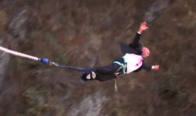 Δήμαρχος έκανε bungee jumping για να γιορτάσει την άρση των μέτρων