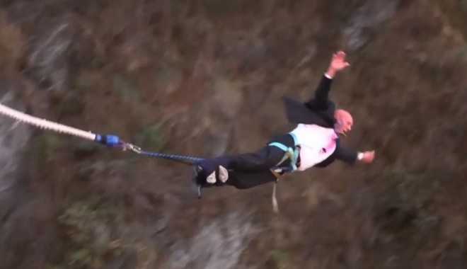 Δήμαρχος έκανε bungee jumping για να γιορτάσει την άρση των μέτρων