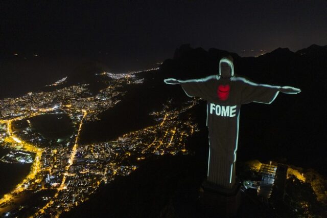 Ρίο ντε Τζανέιρο: Το άγαλμα του Χριστού φωτίστηκε κατά της πείνας