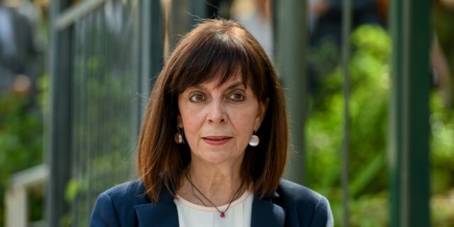 Ευχές Σακελλαροπούλου για τα γενέθλια του Μίκη Θεοδωράκη