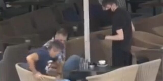 Viral ο σερβιτόρος που “έλουσε” πελάτη με καφέ, με φόντο τον Βαρβιτσιώτη στο BBC