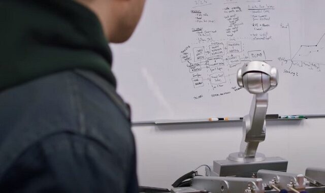 Δημιουργήθηκε το πρώτο ρομπότ που παίζει και γράφει μουσική