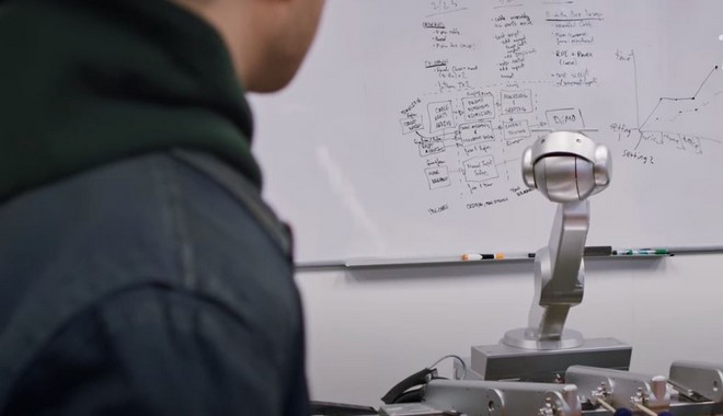 Δημιουργήθηκε το πρώτο ρομπότ που παίζει και γράφει μουσική