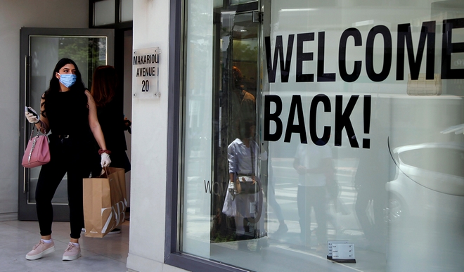Οι Έλληνες θα μπουν στα μικρά καταστήματα, αλλά φοβούνται τα μέσα μεταφοράς
