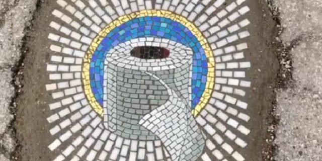 Καλλιτέχνης γεμίζει με ψηφιδωτά τις λακκούβες των δρόμων και εμψυχώνει τους πολίτες