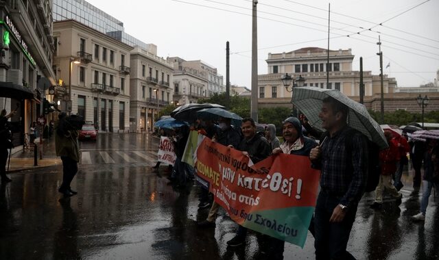 Αθήνα: Υπό καταρρακτώδη βροχή το πανεκπαιδευτικό συλλαλητήριο