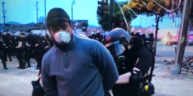 Τζορτζ Φλόιντ: Συνελήφθη στον αέρα το συνεργείο του CNN