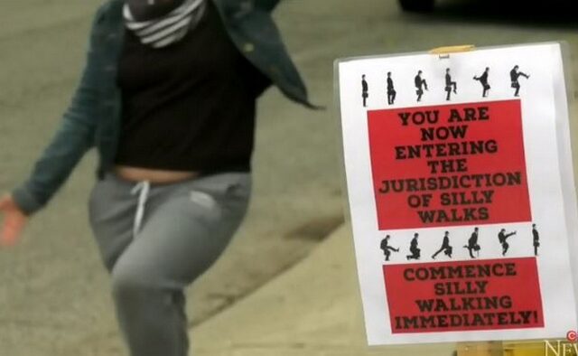 Κορονοϊός: Πινακίδες προτρέπουν τους πολίτες να περπατούν αλά Monty Python
