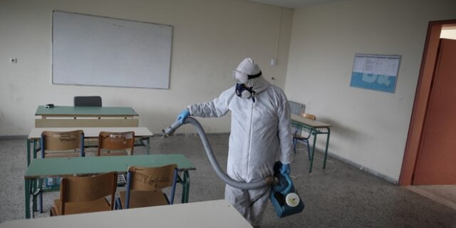 Επιστροφή στα θρανία με κορονοϊό: Από αύριο ξεκινά Γ’ Λυκείου και φροντιστήρια