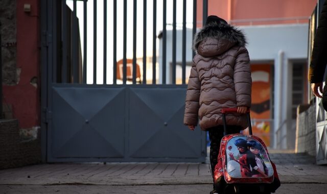 Δημοτικά σχολεία: Πώς θα επιστρέψουν τα παιδιά – Τι ισχύει με τις γονικές άδειες
