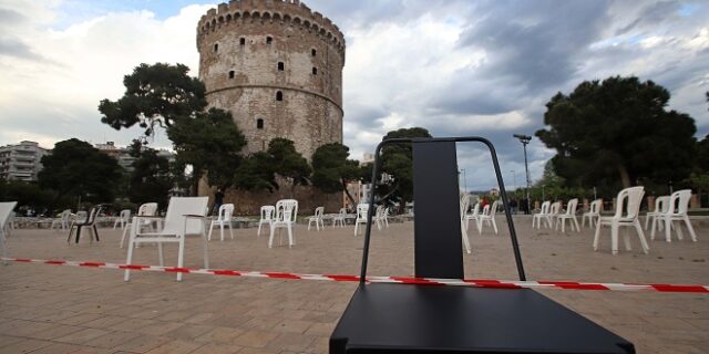 “Άδειες καρέκλες”: Διαμαρτυρία σε όλη την Ελλάδα, από Θεσσαλονίκη μέχρι Κρήτη