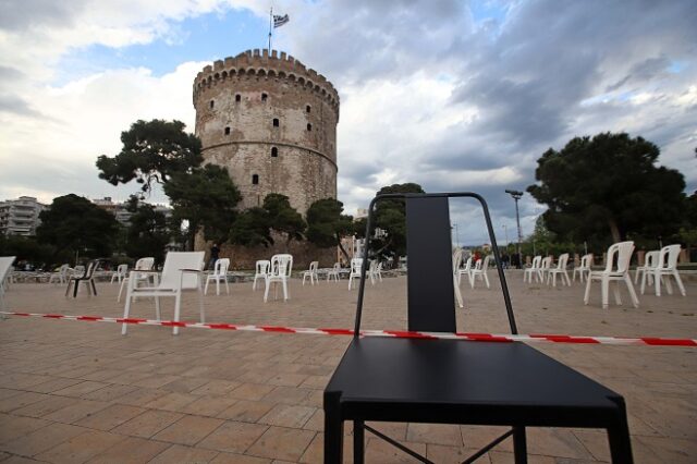“Άδειες καρέκλες”: Διαμαρτυρία σε όλη την Ελλάδα, από Θεσσαλονίκη μέχρι Κρήτη