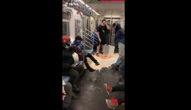 Οργή για διάσημο TikToker μετά από φάρσα στο μετρό εν μέσω πανδημίας