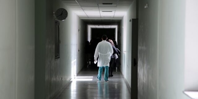 Τα αόρατα θύματα του κορονοϊού και τα εμβολιαστικά show