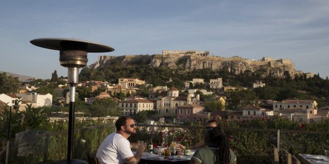 Όλα τα μέτρα της κυβέρνησης: Τι ισχύει για τουρισμό, ΦΠΑ και επιδόματα