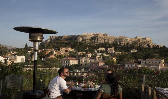 Όλα τα μέτρα της κυβέρνησης: Τι ισχύει για τουρισμό, ΦΠΑ και επιδόματα